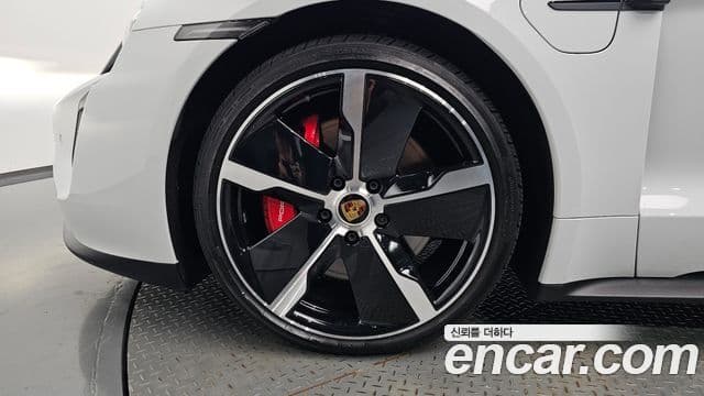 Porsche Taycan 2023 — Photo 2/37