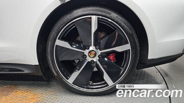 Porsche Taycan 2023 — Photo 24/37