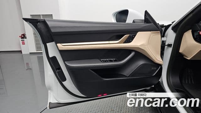 Porsche Taycan 2023 — Photo 28/37