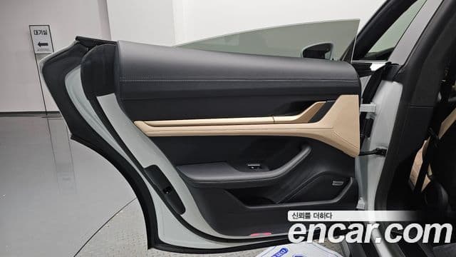 Porsche Taycan 2023 — Photo 31/37