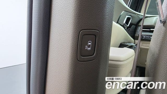 Kia Carnival 2023 — Şəkil 28/33