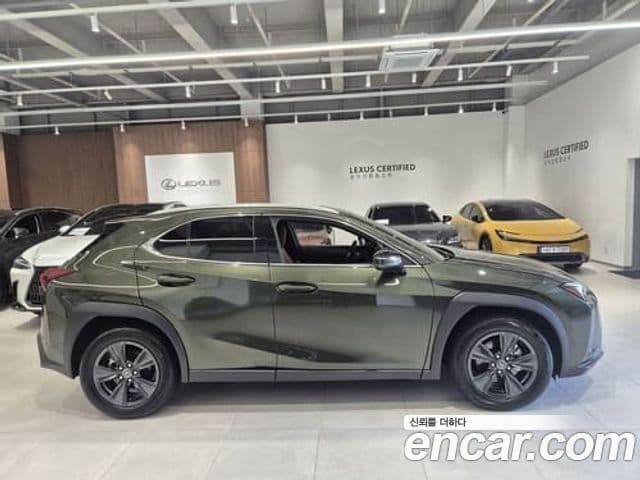 Lexus UX300h 2025 — Фото 1/19