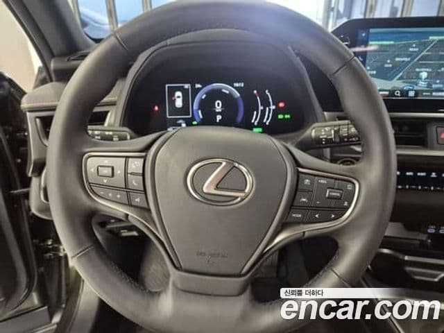 Lexus UX300h 2025 — Фото 14/19