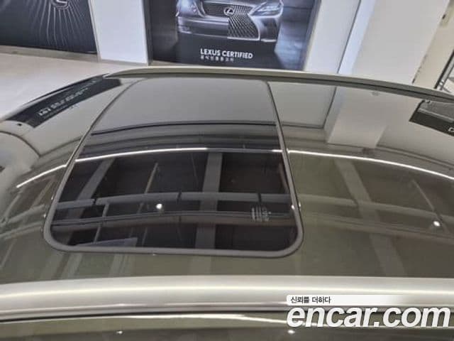 Lexus UX300h 2025 — Фото 18/19