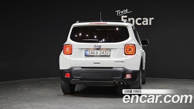 Jeep Renegade 2021 — ფოტო 28/30