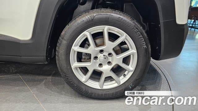 Jeep Renegade 2021 — ფოტო 27/30