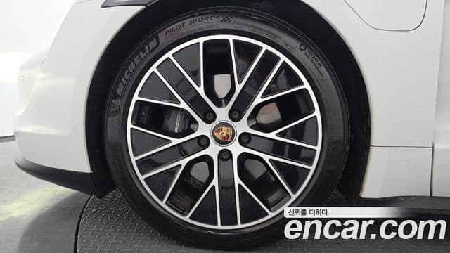 Porsche Taycan 2021 — Photo 8/20