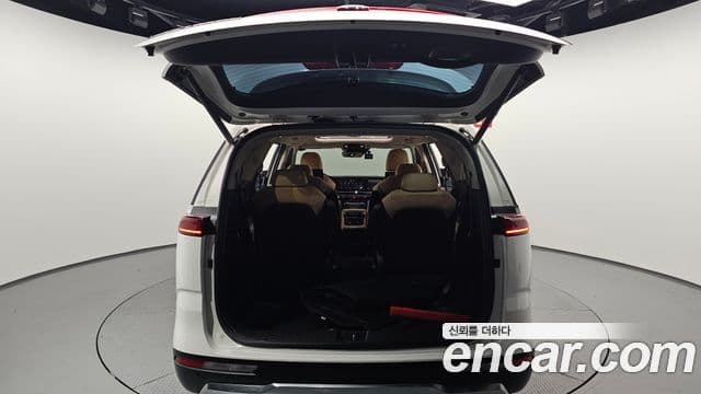 Kia Carnival 2020 — ფოტო 28/35