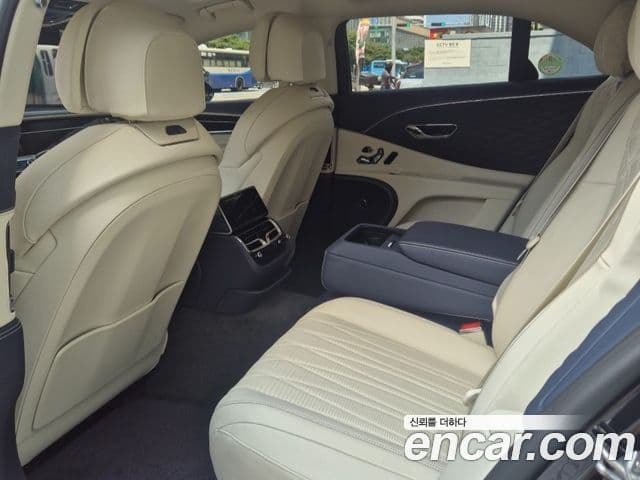 Bentley Flying Spur 2023 — Photo 18/20