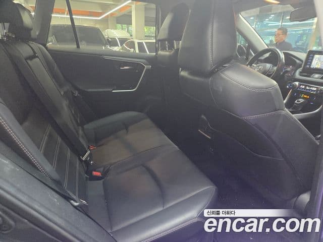 Toyota RAV4 2021 — Photo 16/18