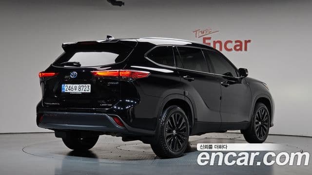 Toyota Highlander 2023 — Фото 2/20