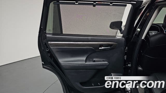 Toyota Highlander 2023 — Şəkil 21/35