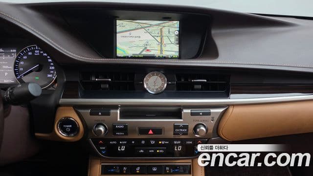 Lexus ES300h 2018 — Фото 13/20
