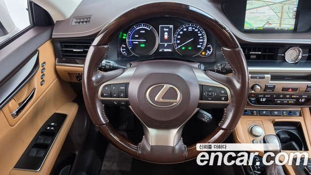 Lexus ES300h 2018 — Фото 14/20