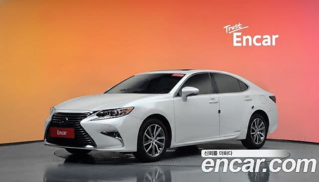 Lexus ES300h 2018 — Фото 1/20
