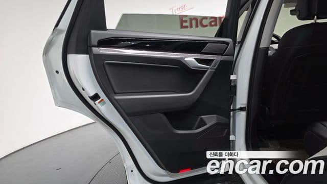 Volkswagen Touareg 2023 — Photo 27/36