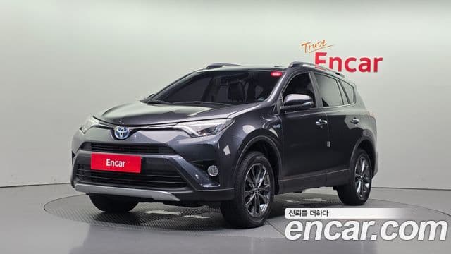 Toyota RAV4 2018 — Фото 1/20