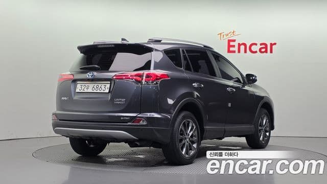 Toyota RAV4 2018 — Фото 2/20