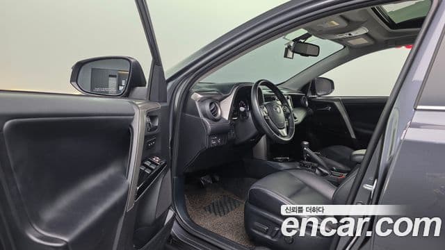 Toyota RAV4 2018 — Фото 10/20