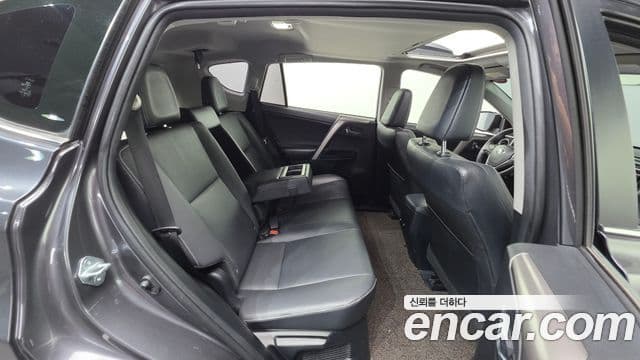 Toyota RAV4 2018 — Фото 18/20
