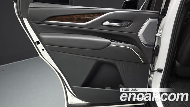 Cadillac Escalade 2021 — ფოტო 20/38