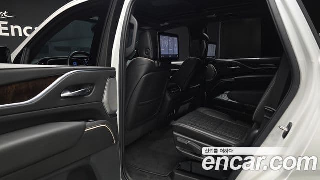 Cadillac Escalade 2021 — ფოტო 13/38