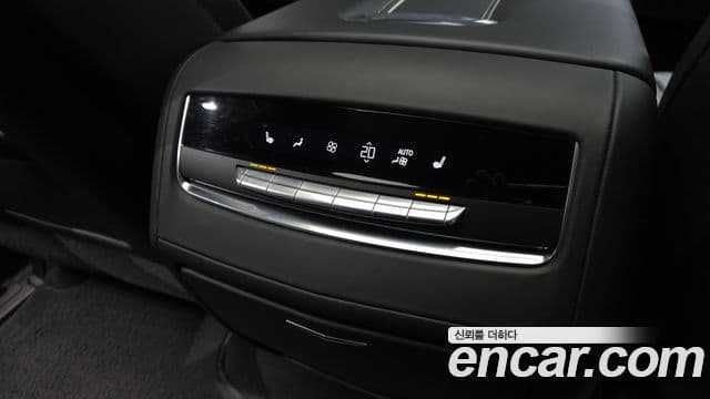 Cadillac Escalade 2021 — ფოტო 17/38