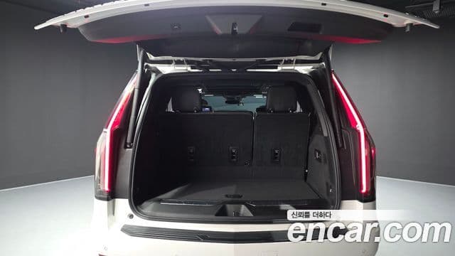 Cadillac Escalade 2021 — ფოტო 32/38