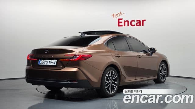 Toyota Camry 2025 — Photo 18/34