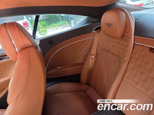 Bentley Continental GT 2022 — Photo 18/19