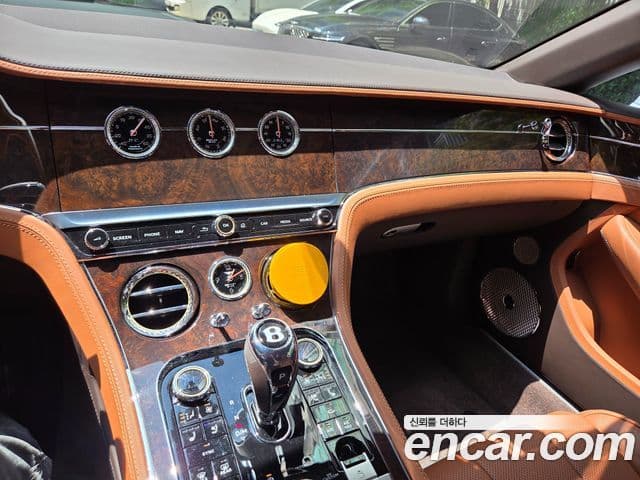 Bentley Continental GT 2022 — Photo 9/19