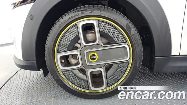 Mini Cooper Electric 2023 — ფოტო 23/31