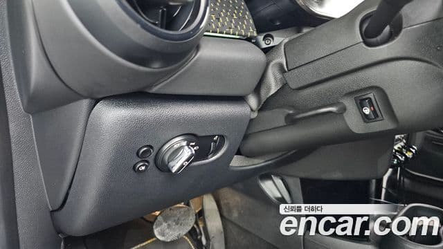 Mini Cooper Electric 2023 — ფოტო 25/31
