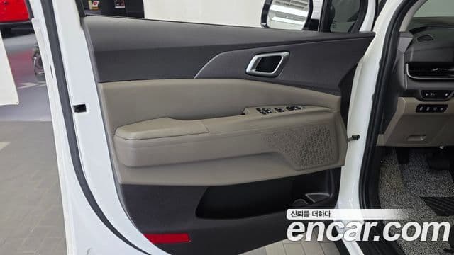 Kia Carnival 2023 — Photo 17/32