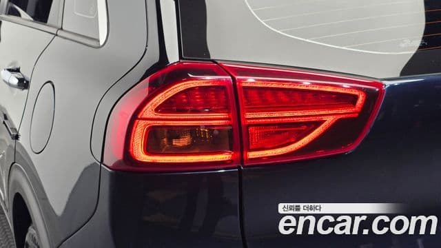 Kia Niro 2019 — Şəkil 17/35