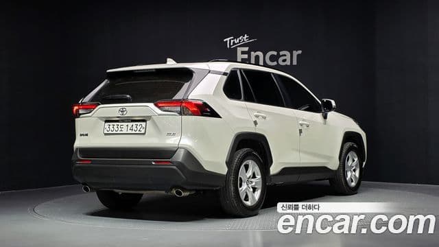 Toyota RAV4 2019 — Фото 2/20