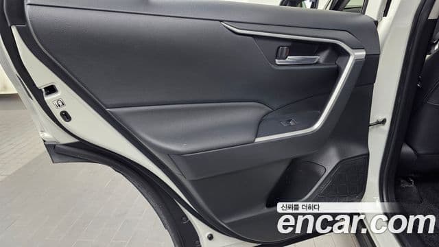 Toyota RAV4 2019 — Şəkil 32/32