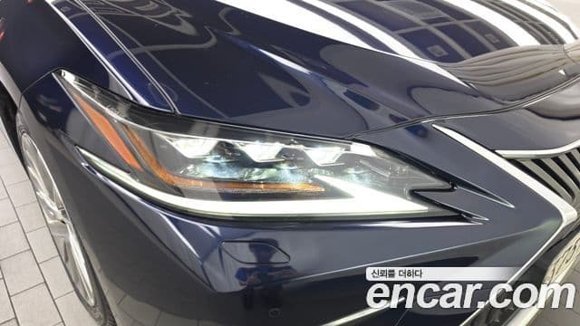 Lexus ES300h 2021 — Photo 3/36