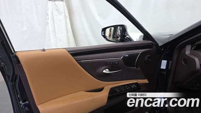 Lexus ES300h 2021 — Photo 12/36