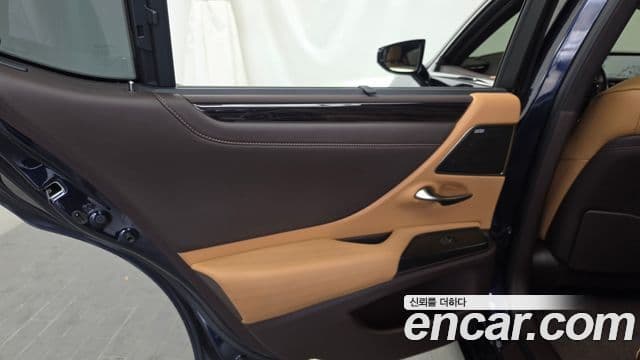 Lexus ES300h 2021 — Photo 16/36