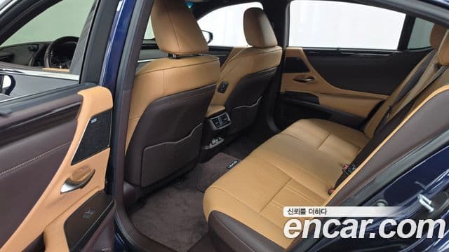 Lexus ES300h 2021 — Photo 5/36