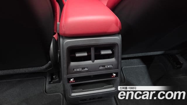 Porsche Macan EV 2025 — Photo 28/40