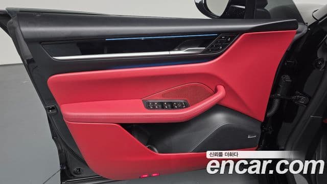 Porsche Macan EV 2025 — Photo 27/40