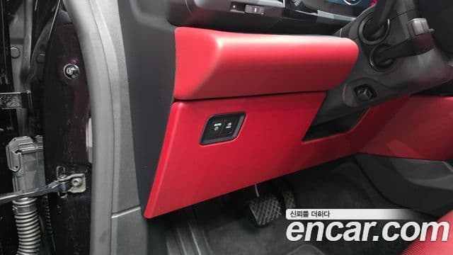 Porsche Macan EV 2025 — Photo 1/40