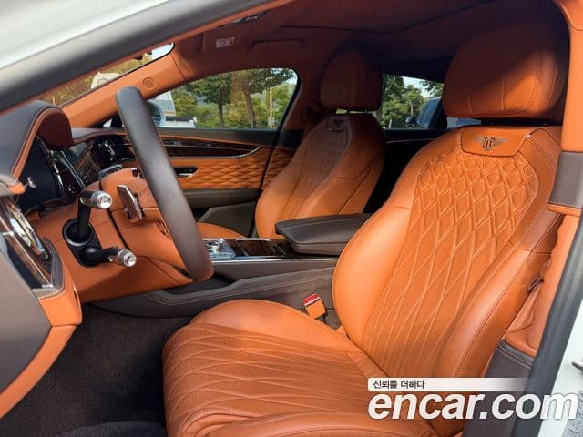 Bentley Flying Spur 2023 — ფოტო 8/20