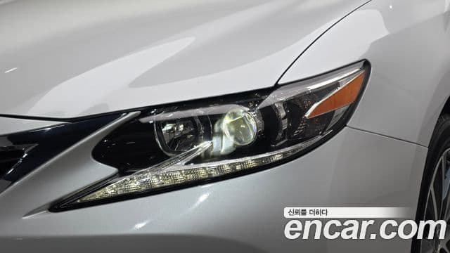 Lexus ES300h 2018 — ფოტო 27/30