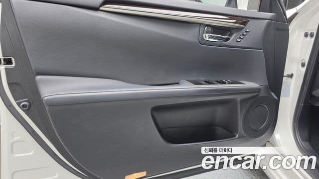 Lexus ES300h 2018 — ფოტო 19/30