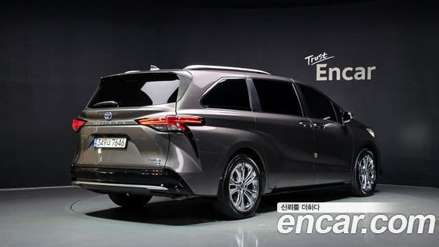 Toyota Sienna 2022 — Фото 1/20