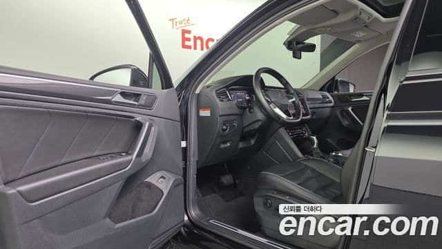 Volkswagen Tiguan 2023 — Şəkil 32/34
