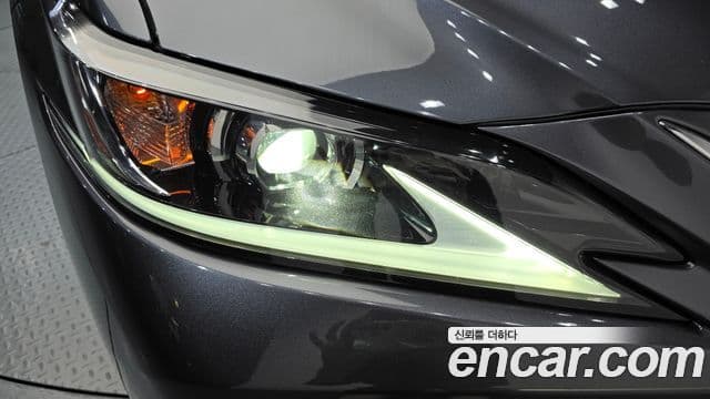 Lexus ES300h 2023 — Photo 16/35